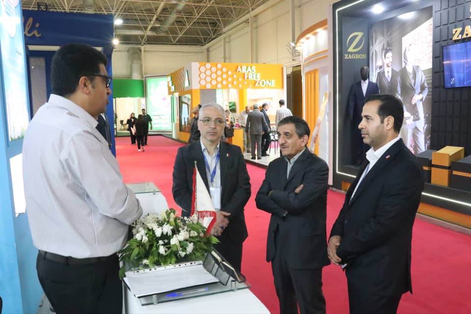 بازدید مدیرعامل سازمان منطقه آزاد اروند از غرفه این منطقه در اکسپو ۲۰۲۵