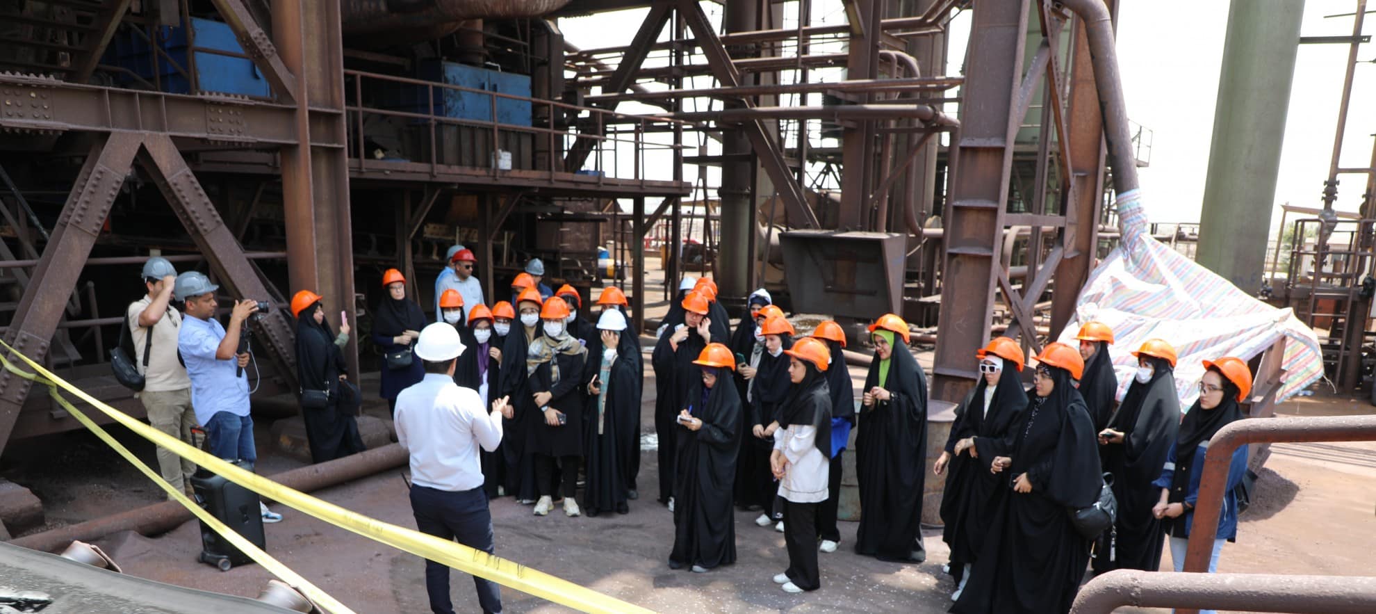بازدید جمعی از دانشگاهیان هرمزگان از شرکت صبا فولاد خلیج فارس در قالب دوره روایت پیشرفت “صمت انقلاب”