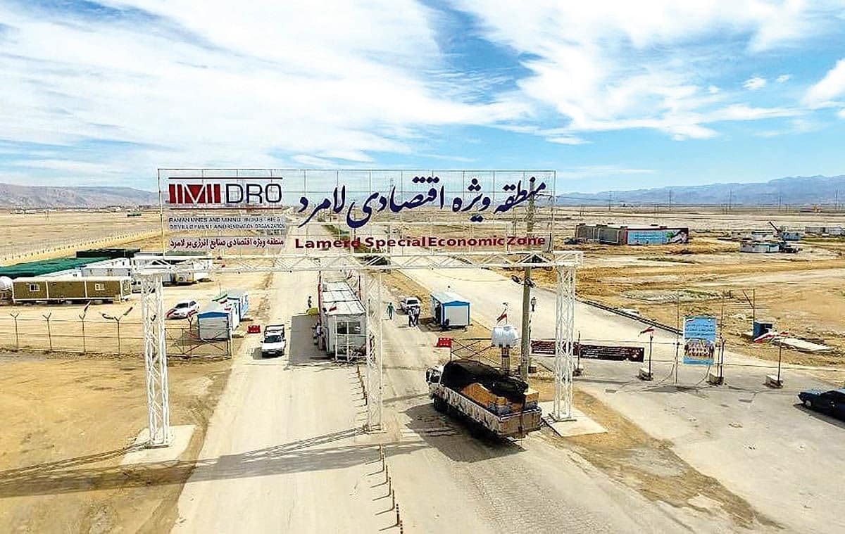 آغاز رویه گمرکی ترخیص مشتقات نفتی از منطقه ویژه اقتصادی لامرد