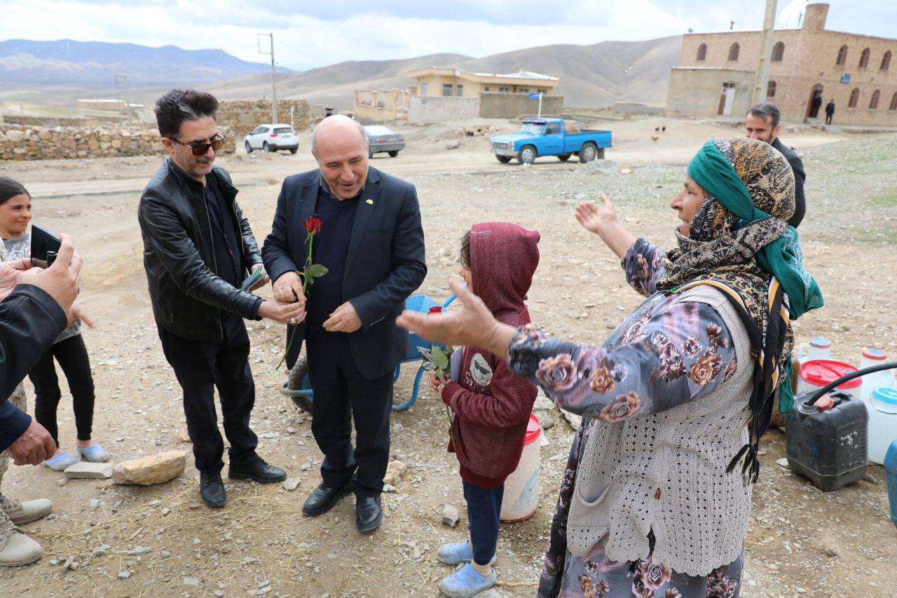 دیدار و تفقد مدیرعامل سازمان منطقه آزاد ماکو با جمعی از اهالی و کودکان روستای حصار 