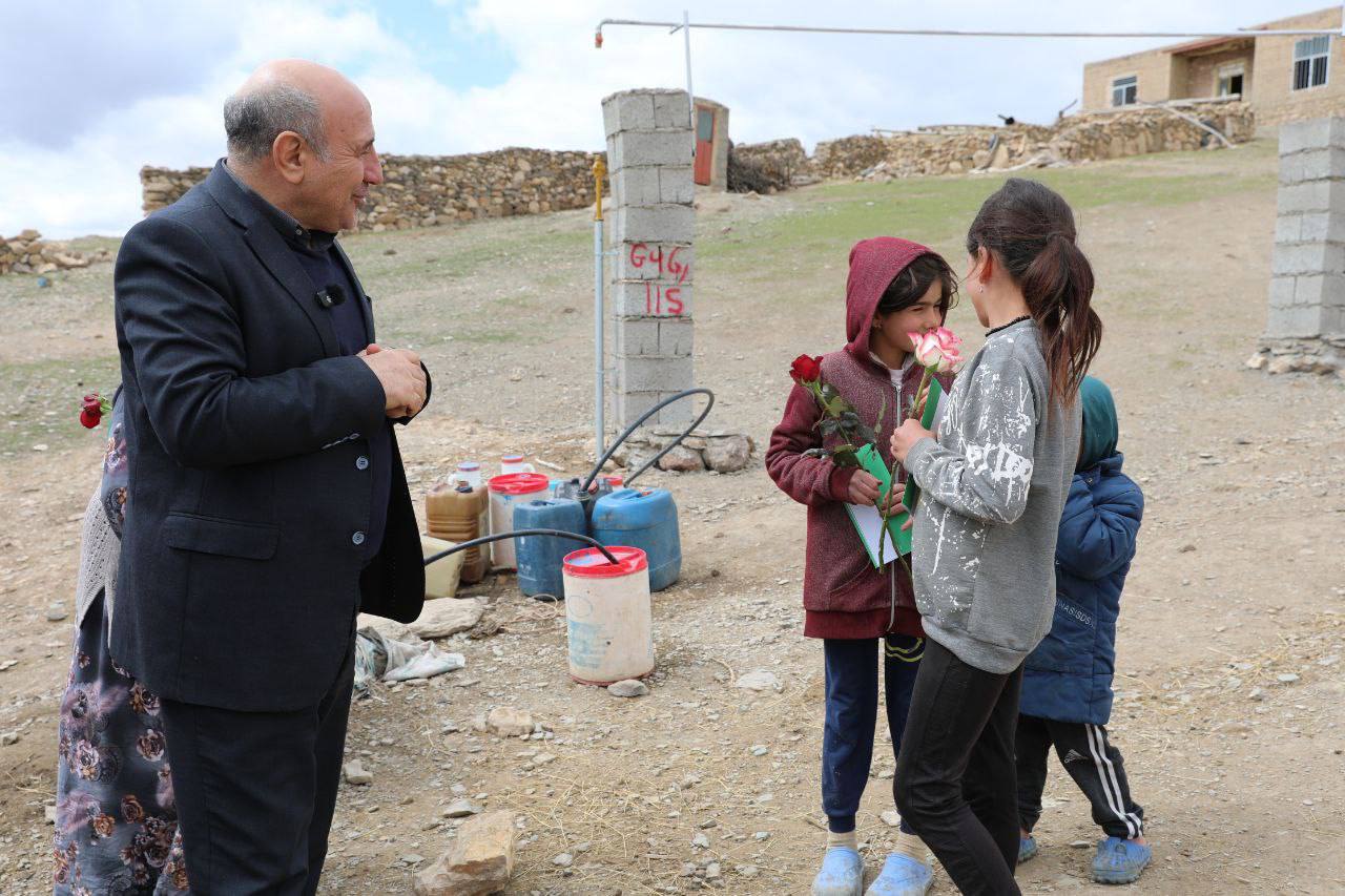 دیدار و تفقد مدیرعامل سازمان منطقه آزاد ماکو با جمعی از اهالی و کودکان روستای حصار