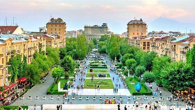 هیات تجاری به ریاست صمد حسن‌زاده، رئیس اتاق ایران تا پایان مرداد و هم‌زمان با سفر مقامات عالی دولت به این کشور، اعزام خواهد شد.