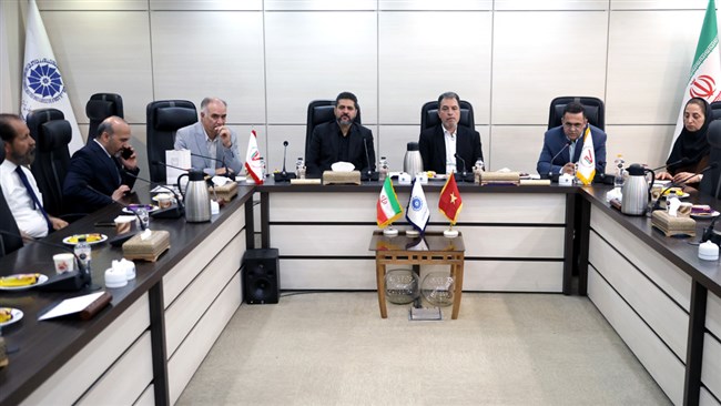 نایب‌رئیس اتاق ایران در حاشیه مجمع عمومی اتاق مشترک ایران و ویتنام بر ضرورت ارتقا و توسعه فعالیت‌های تجاری دو کشور با برنامه‌ریزی‌های هیات مدیره این اتاق مشترک، تأکید کرد.
