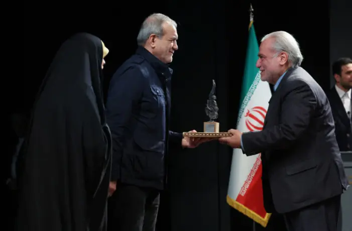 از استاد ممتاز دانشگاه تهران، به عنوان فعال برگزیده حوزه خانواده قدردانی شد