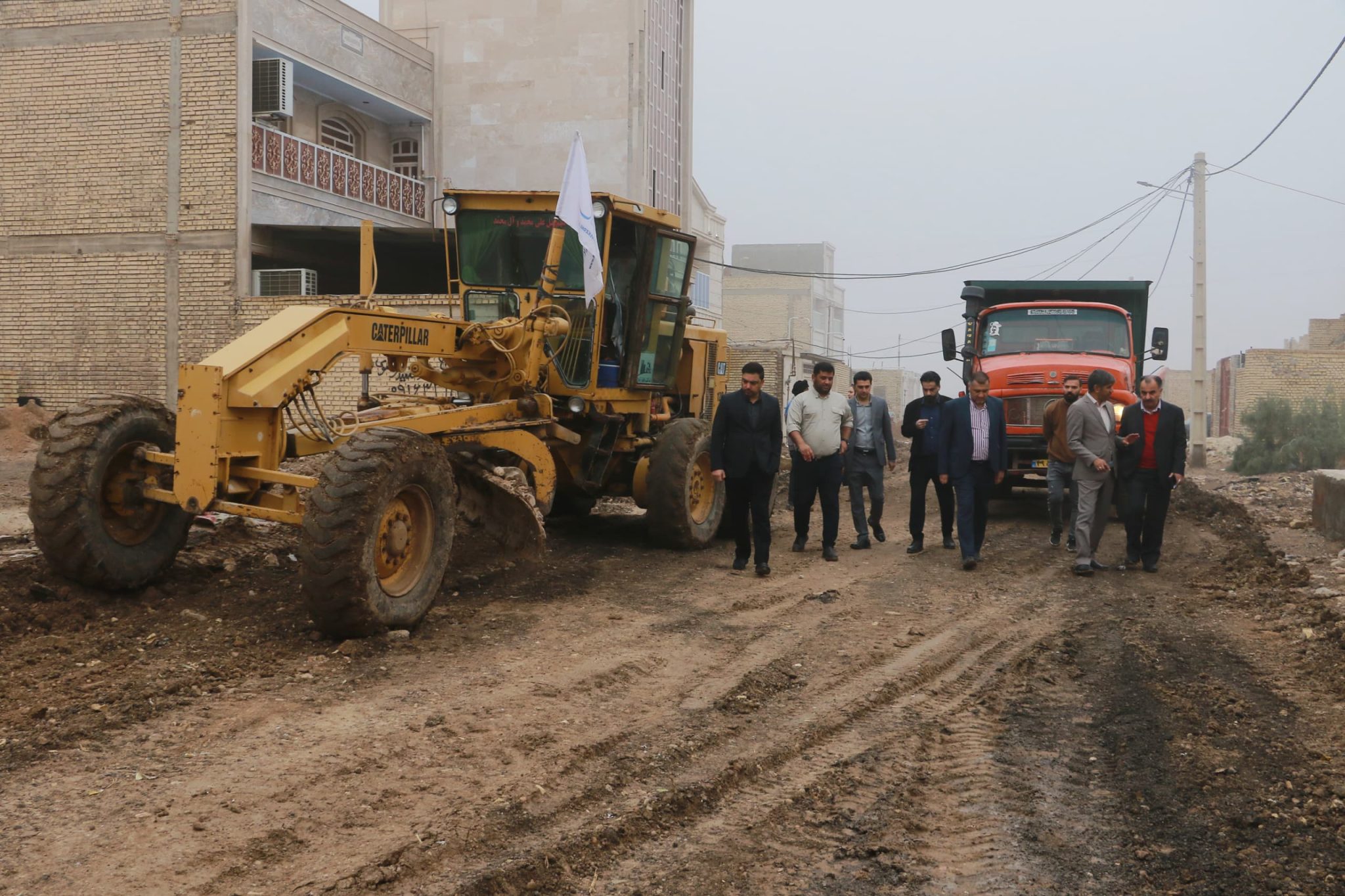 بازدید معاون عمرانی سازمان منطقه آزاد اروند از عملیات بهسازی و آسفالت ۳۰ معبر کوی نیرو