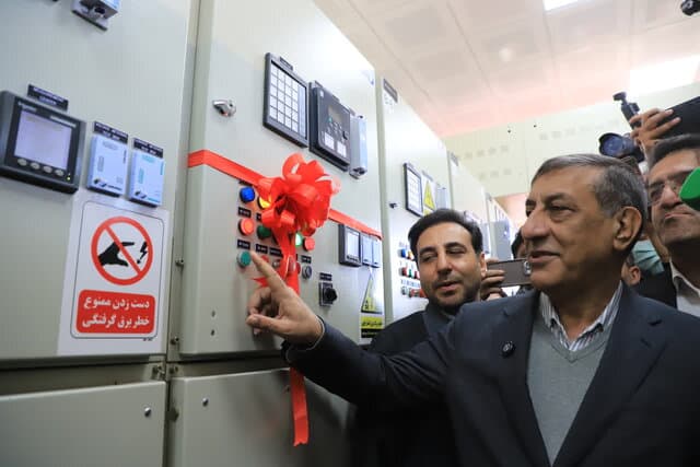 افتتاح نیروگاه خورشیدی ۴۰ مگاواتی گل‌گهر با حضور معاون رئیس‌جمهور
